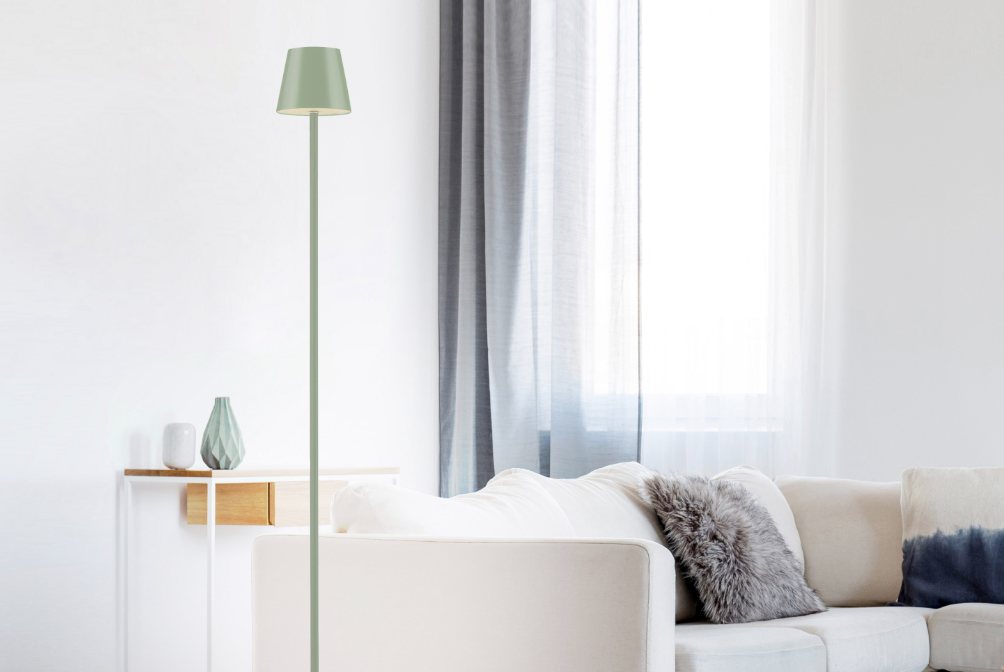 Zielona lampa podłogowa w jasnym salonie